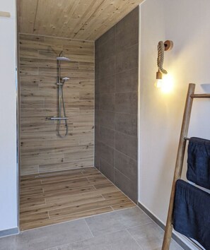 Shower, towels - Holiday home Chalet 48 (Mayen)