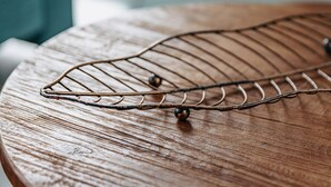 A metal wire rack with spherical weights on a round wooden table. - Nice and cosy chalet with ac and sloop (Giethoorn)