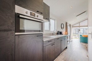 Coffee/tea maker, fridge, microwave, stovetop - Nice and cosy chalet with ac and sloop (Giethoorn)