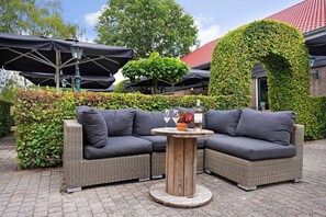 Terrace/patio - Holiday Home in Brabant with Hot Tub (Diessen-Baarschot)