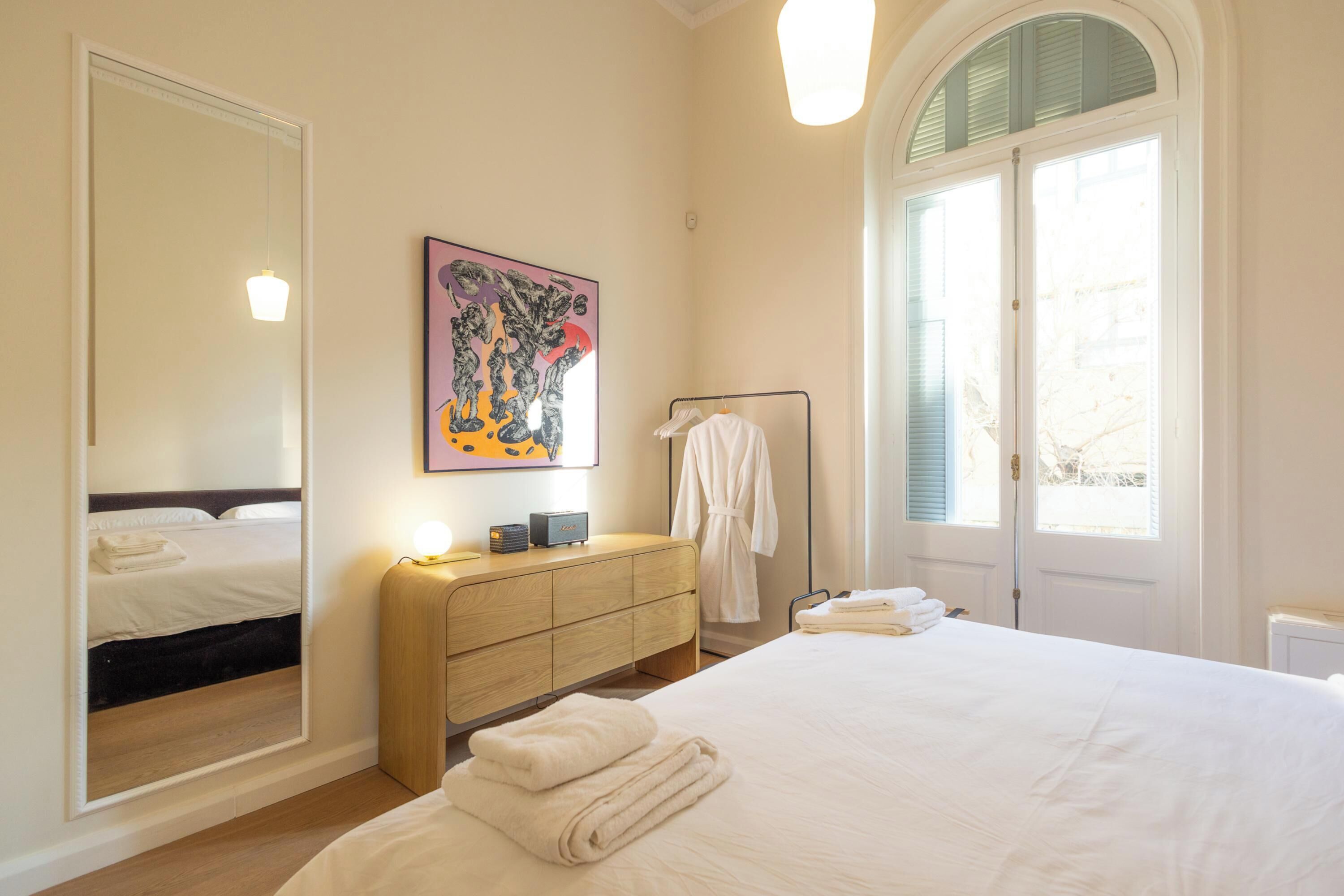 6 bedrooms, desk, iron/ironing board, travel crib