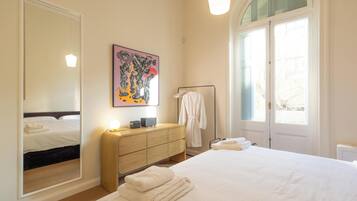 6 bedrooms, desk, iron/ironing board, travel crib