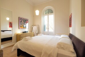 6 habitaciones, escritorio y tabla de planchar con plancha