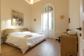 6 Schlafzimmer, Schreibtisch, Bügeleisen/Bügelbrett, Reisekinderbett