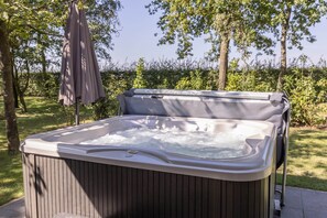 Outdoor spa tub - Holiday Home in Brabant with Hot Tub & Sauna (Diessen-Baarschot)