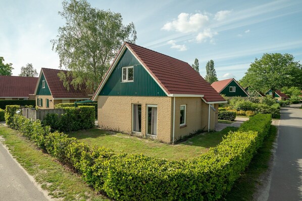 Exterior - Holiday Home in Brabant with Hot Tub & Sauna (Diessen-Baarschot)