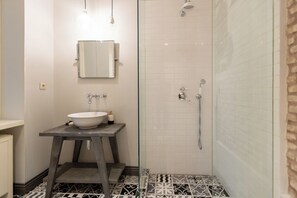 Dusche, Haartrockner, Handtücher