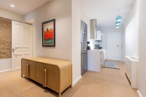 Réfrigérateur, micro-ondes, plaque de cuisson, cafetière/bouilloire