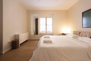 3 Schlafzimmer, Schreibtisch, Bügeleisen/Bügelbrett, Reisekinderbett