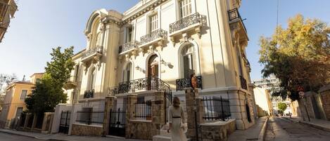 المنشأة من الخارج