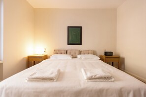3 Schlafzimmer, Schreibtisch, Bügeleisen/Bügelbrett, Reisekinderbett