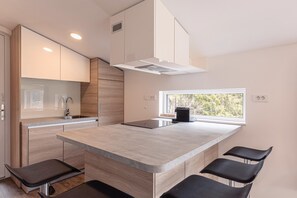 冷蔵庫、電子レンジ、オーブン、コンロ