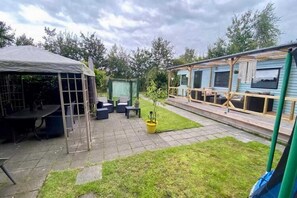 Outdoor dining - Lovely chalet in De Pol with garden (De Pol)