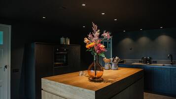 Frigorífico, horno, lavavajillas y cafetera o tetera