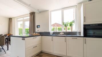 Fridge, microwave, stovetop, dishwasher