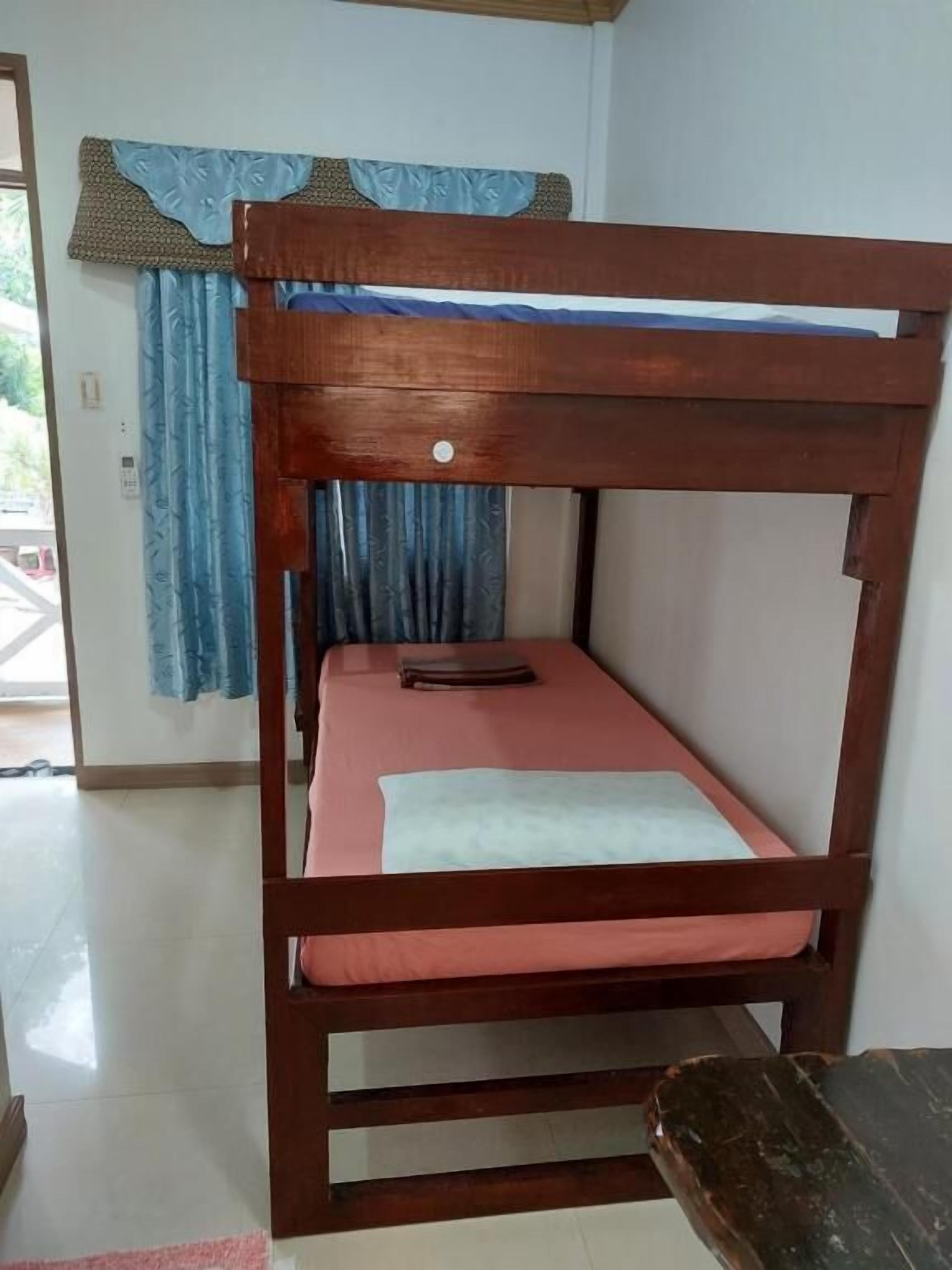 Dormitorio condiviso familiare | Con stile personalizzato, una scrivania, Wi-Fi gratuito, lenzuola