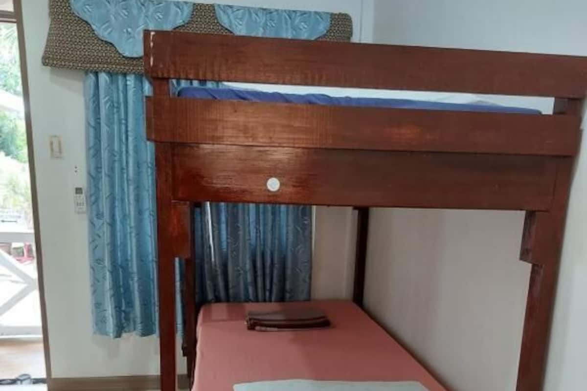 Dormitorio condiviso familiare | Con stile personalizzato, una scrivania, Wi-Fi gratuito, lenzuola