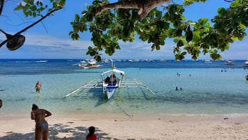 En la playa, arena blanca, bar en la playa