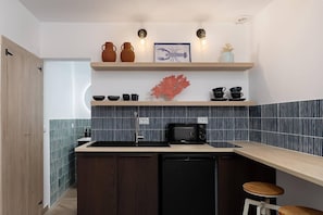 Kühlschrank, Mikrowelle, Herdplatte, Wasserkocher mit Kaffee-/Teezubehör