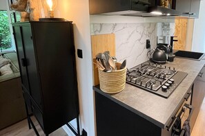 Réfrigérateur, micro-ondes, four, plaque de cuisson