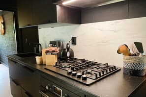Réfrigérateur, micro-ondes, four, plaque de cuisson
