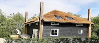 Maison confortable avec jardin, parking et jacuzzi