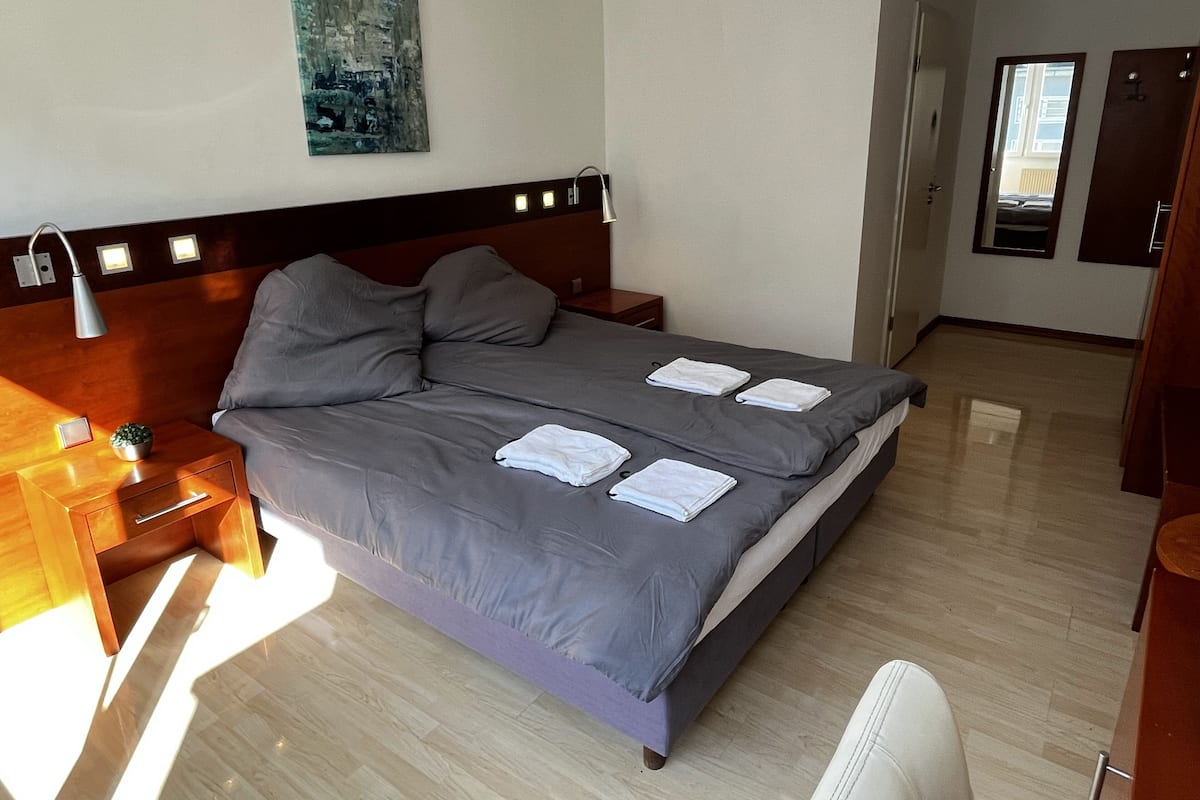Een bureau, een laptopwerkplek, gratis wifi, beddengoed