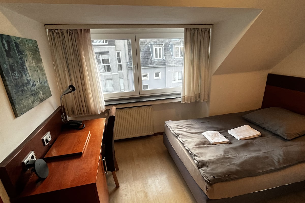 Comfort eenpersoonskamer | Een bureau, een laptopwerkplek, gratis wifi, beddengoed