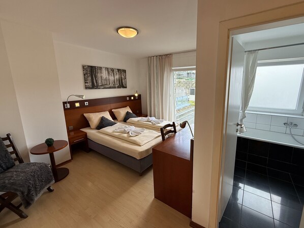 Premier tweepersoonskamer, 1 slaapkamer | Een bureau, een laptopwerkplek, gratis wifi, beddengoed