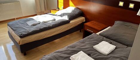 Schreibtisch, laptopgeeigneter Arbeitsplatz, kostenloses WLAN