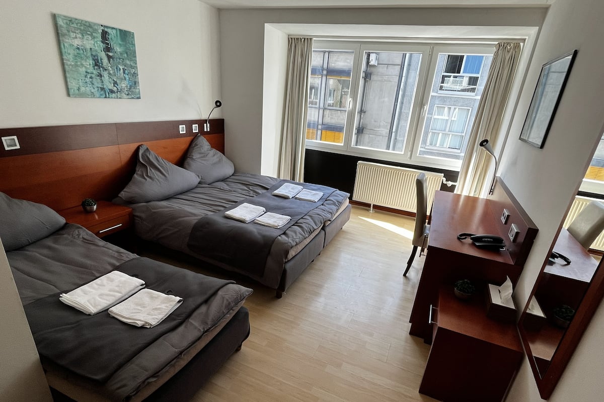 Een bureau, een laptopwerkplek, gratis wifi, beddengoed