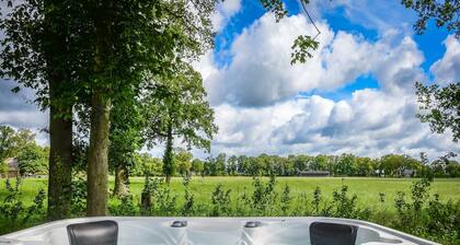Luxus-Chalet mit Sauna und Whirlpool in Natur
