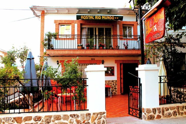 A two-story building with a sign reading "Hostal Rio Mundo". - HOSTAL RÍO MUNDO (Riópar)