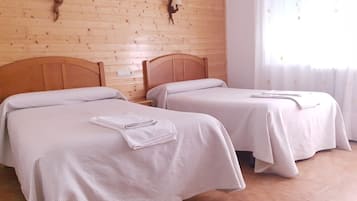 Kamar Double Basic | Meja kerja dan Wi-Fi gratis