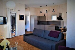 Smart TV, chimenea y libros 