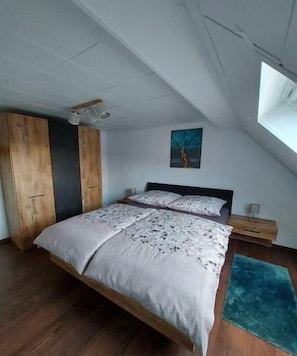 4 bedrooms, travel cot