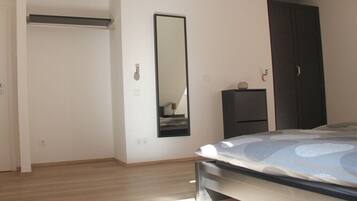 1 bedroom, travel crib