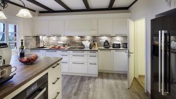 Een koelkast, een magnetron, eettafels