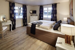 4 bedrooms, iron/ironing board