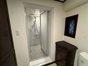 Classic Apartment, City View | Bathroom | Shower, hair dryer, towels, shampoo