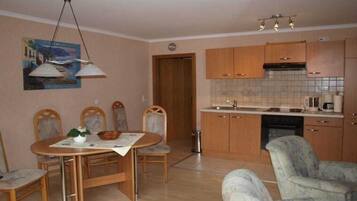 Fridge, oven, stovetop, coffee/tea maker