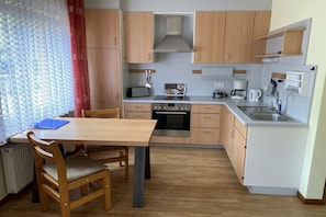 Fridge, oven, stovetop, dishwasher