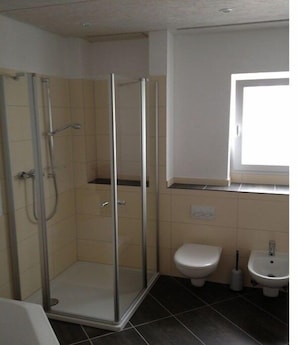 Douche, bidet, serviettes fournies