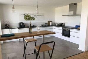 Réfrigérateur, four, plaque de cuisson, lave-vaisselle