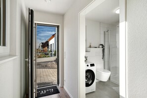 Shower, hair dryer, towels - Cozy Apartment in Oberkirch – Enjoy Nature & Central Location (Oberkirch)