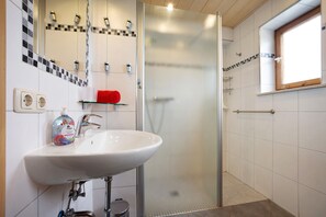 Douche, sèche-cheveux, serviettes fournies