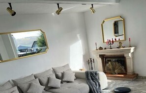 TV connectée, cheminée, livres
