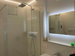 Shower, hair dryer, towels - Apartment 'Guck Zum Bodensee' with Lake View, Balcony and Wi-Fi (Uhldingen-Mühlhofen)