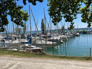 A marina with multiple boats docked, surrounded by trees and a clear sky. - Apartment 'Guck Zum Bodensee' with Lake View, Balcony and Wi-Fi (Uhldingen-Mühlhofen)