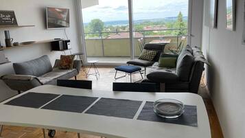 Fernseher, Tischtennisplatte